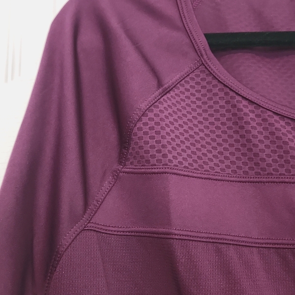 Danskin Now lightweight textured long sleeve shirt - Picture 2 of 4